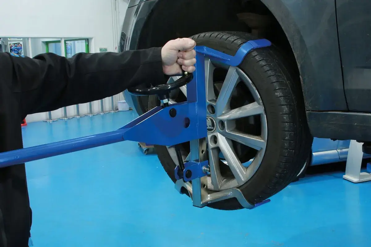 Mechanik używa urządzenia do sprawdzania zawieszenia, odkrywając sekrety 