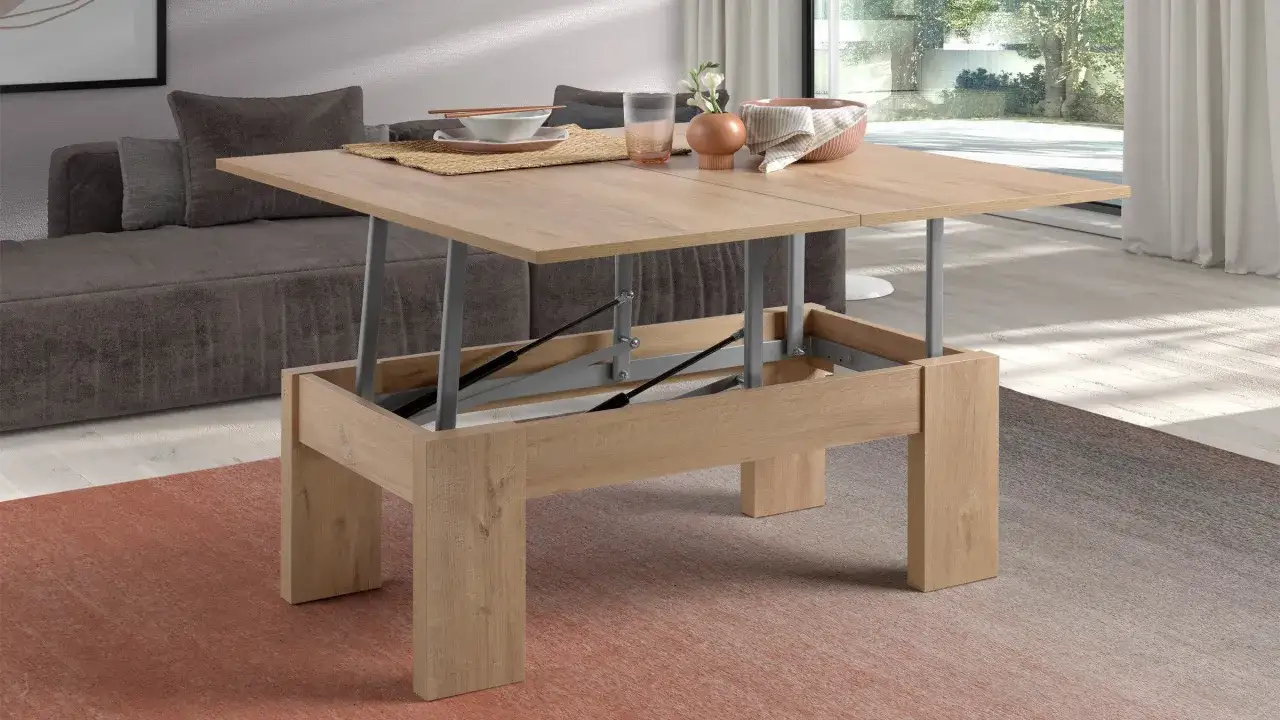 Mesa elevable pequeña de madera clara, lista para adaptarse a tus necesidades.