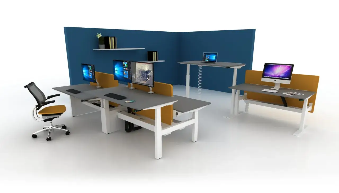 Bureau moderne avec postes de travail ajustables en hauteur, permettant une position assis debout.
