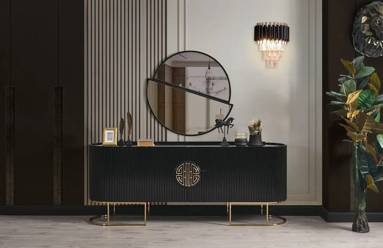 Svart, elegant sideboard med gulddetaljer och en unik spegel ovanf&ouml;r. Perfekt f&ouml;r att styla ditt hem med stil.