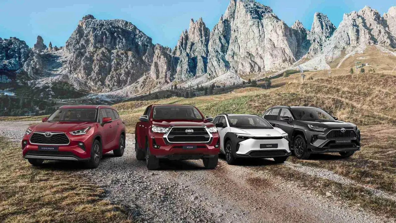 Cztery modele Toyoty, w tym dwa crossovery, na tle gór.