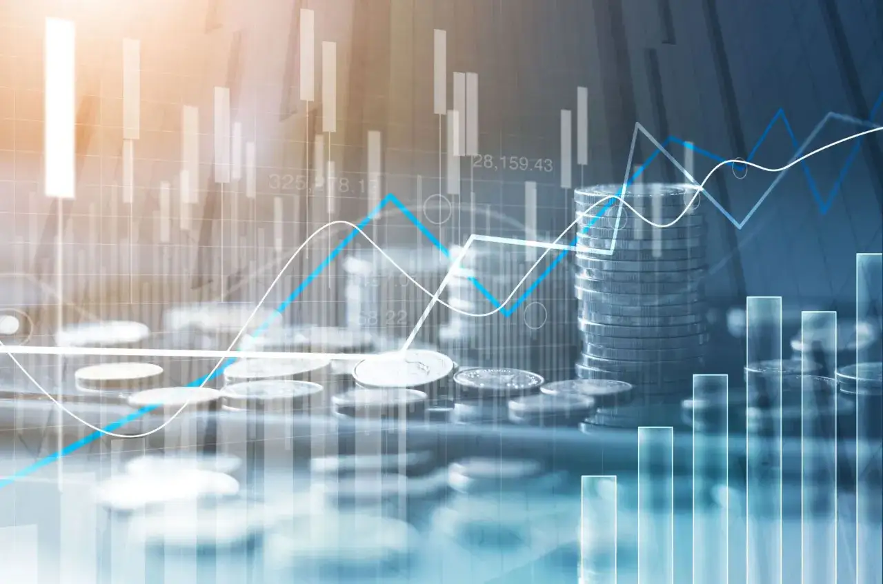 Grafici finanziari sovrapposti a pile di monete, che illustrano il concetto di aggiotaggio significato e la volatilit&agrave; del mercato.