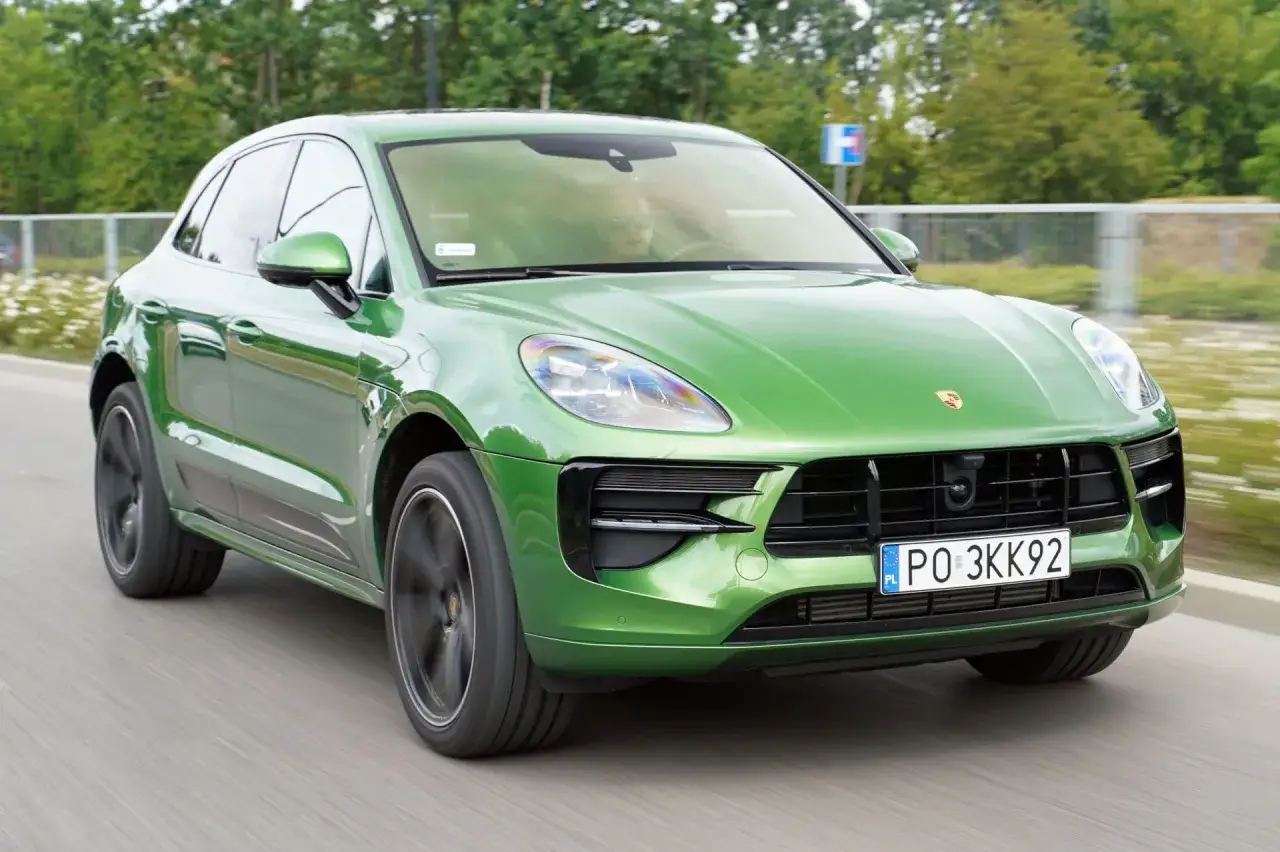 Zielony Porsche Macan w ruchu. Czy jego wady są widoczne na pierwszy rzut oka?