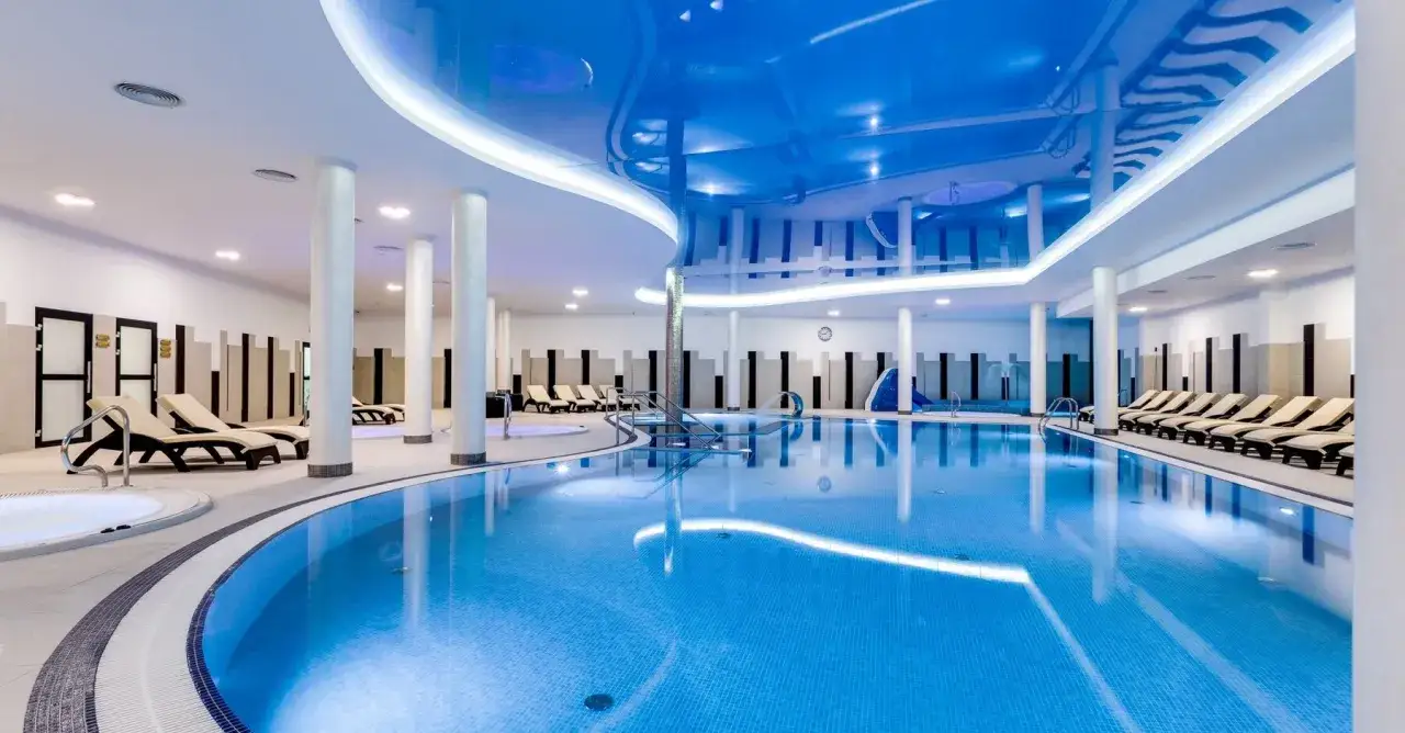 Nowe, nowoczesne centrum SPA z basenem i leżakami. Wiele osób szuka **osada-sniezka opinie** o tym miejscu.