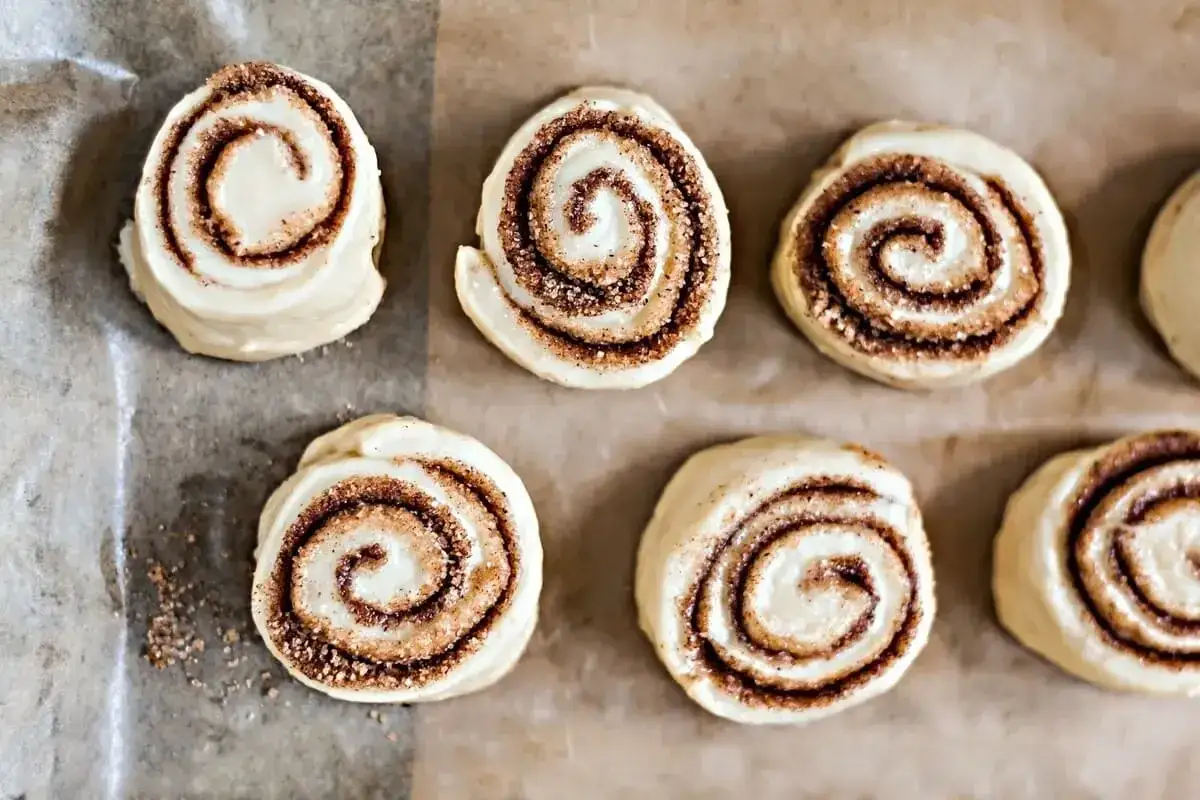 Rotolini alla cannella pronti per essere infornati, perfetti come dolci da fare in 5 minuti senza cottura.