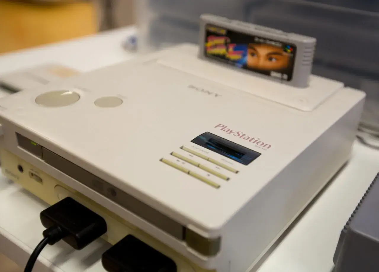 Prototyp PlayStation, znany jako najdroższa konsola na świecie, z włożoną grą Mortal Kombat II.