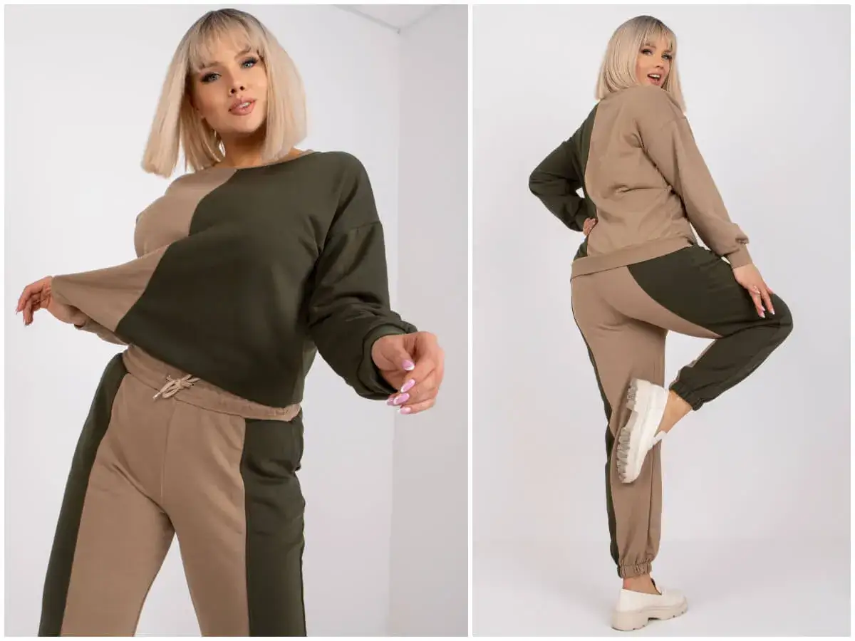 Kobieta w stylowym dresie plus size w kolorach khaki i beżowym. Dół z lampasami, góra oversize.