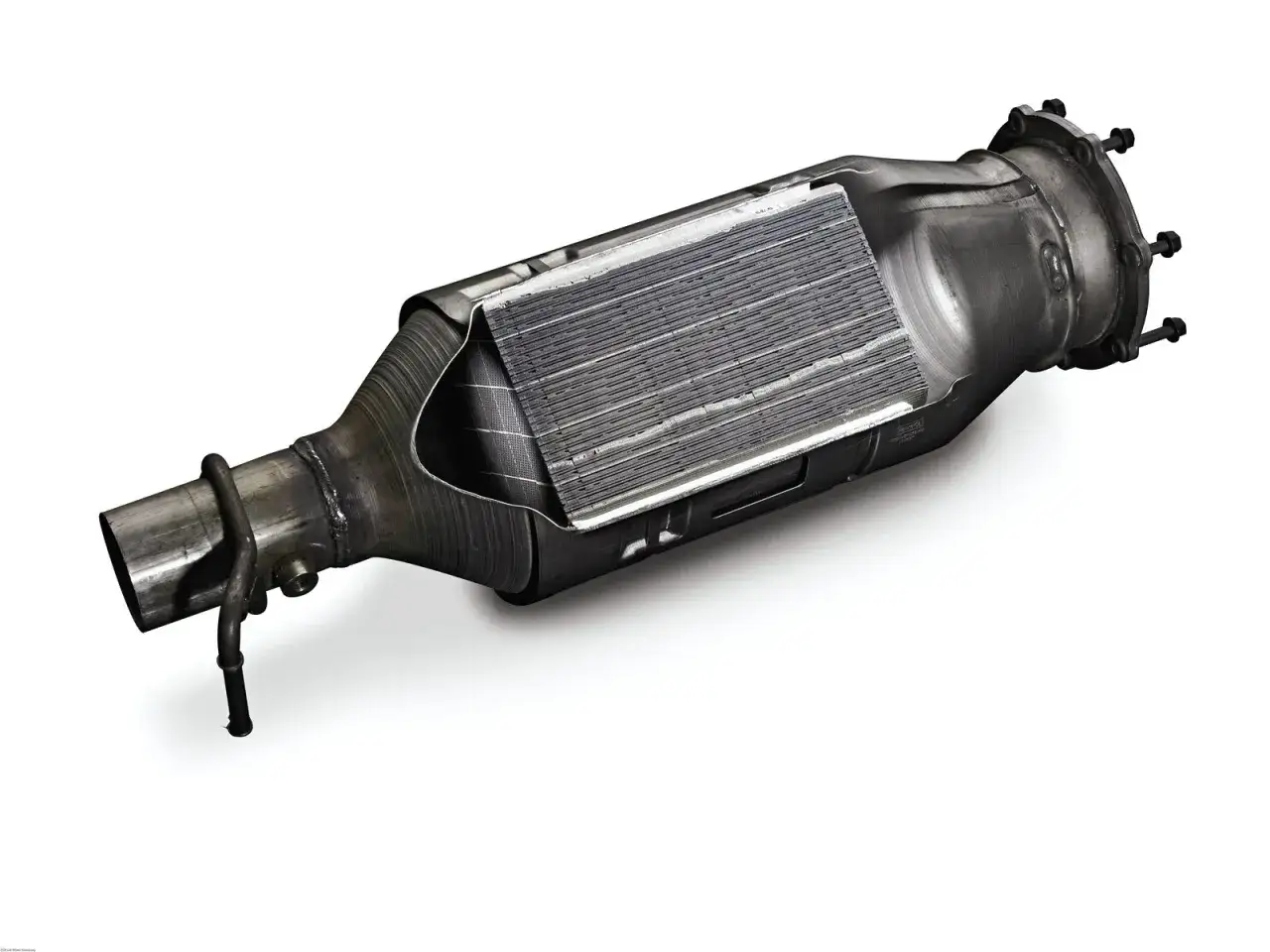 Przekrój filtra cząstek stałych (DPF). Brak DPF grozi mandatem i problemami z przeglądem.