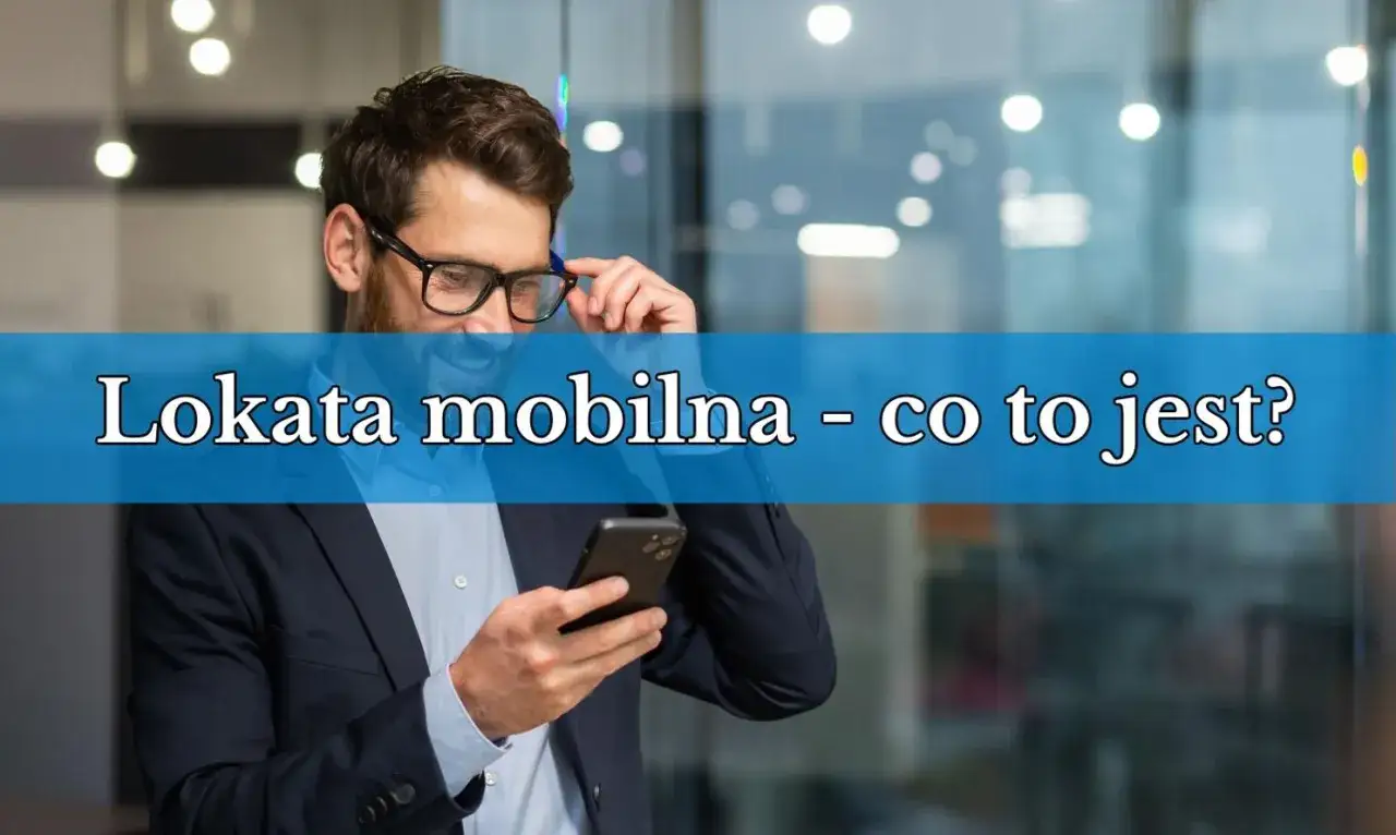 Mężczyzna w okularach i garniturze sprawdza coś na telefonie. Napis na zdjęciu: 
