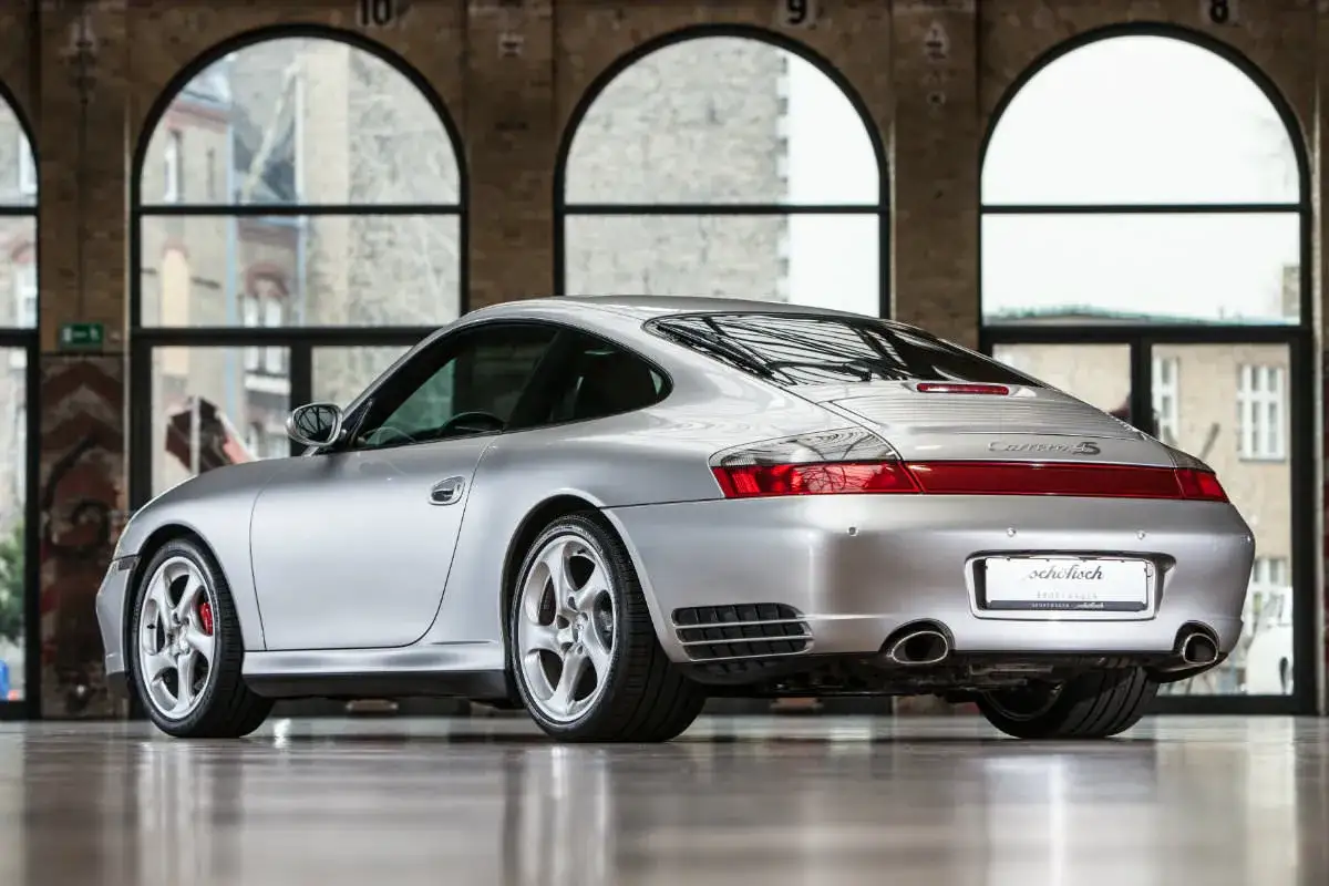 Silberner Porsche 996 4S im Innenraum, ein Klassiker mit Potenzial f&uuml;r Wertsteigerung.