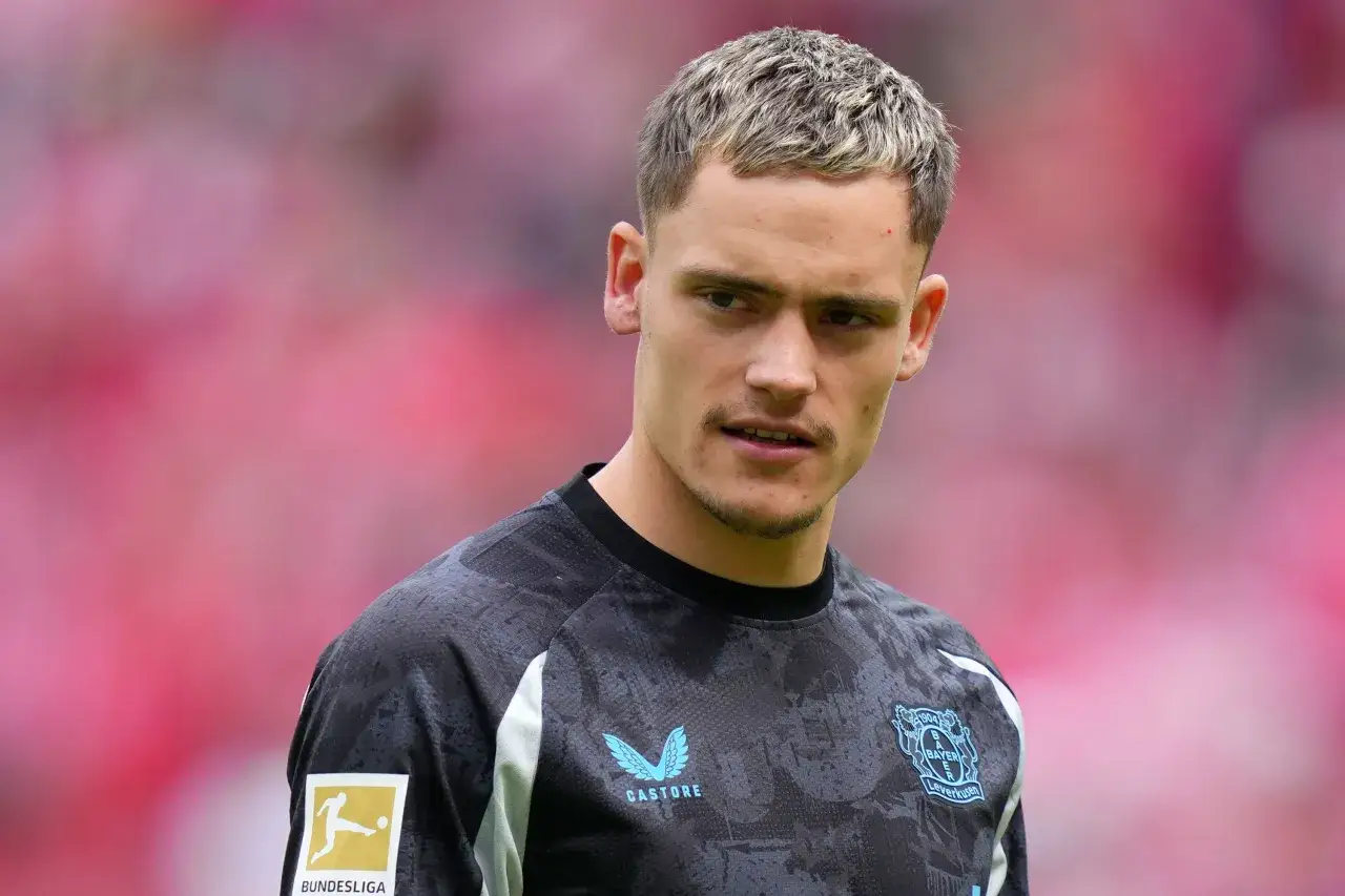 Florian Wirtz, con su caracter&iacute;stico cabello rubio, viste la equipaci&oacute;n del Bayer Leverkusen.