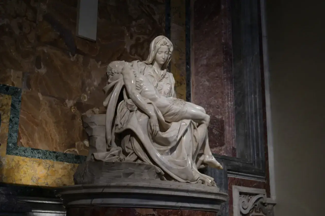 Pieta Michała Anioła, marmurowa rzeźba przedstawiająca Matkę Boską trzymającą ciało Chrystusa, wzbudza głębokie emocje.