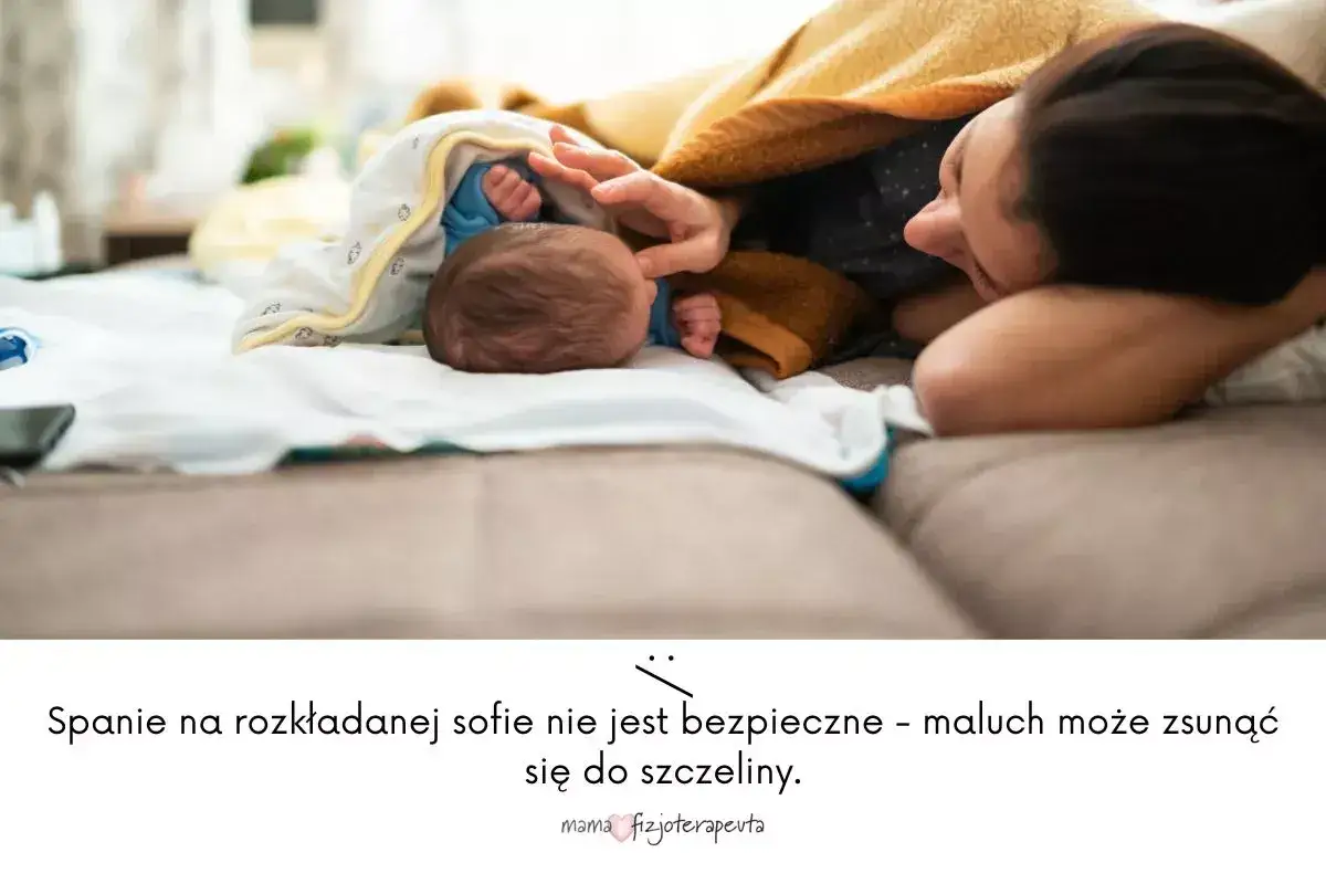 Mama czule dotyka śpiącego niemowlaka. Czy dzieci powinny spać z rodzicami? Bezpieczeństwo malucha jest najważniejsze.