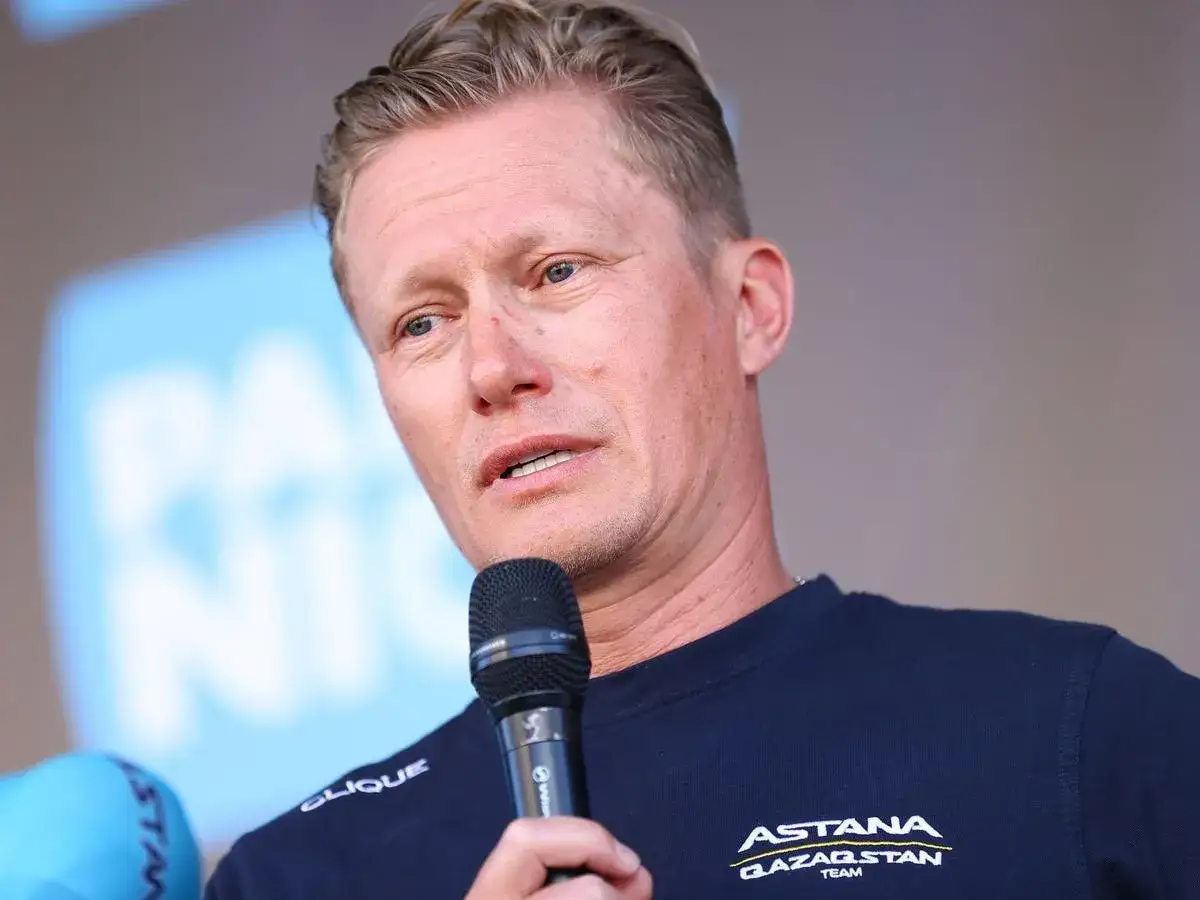 Alexander Vinokurov spricht ins Mikrofon, tr&auml;gt ein dunkelblaues T-Shirt mit dem Astana Team Logo.