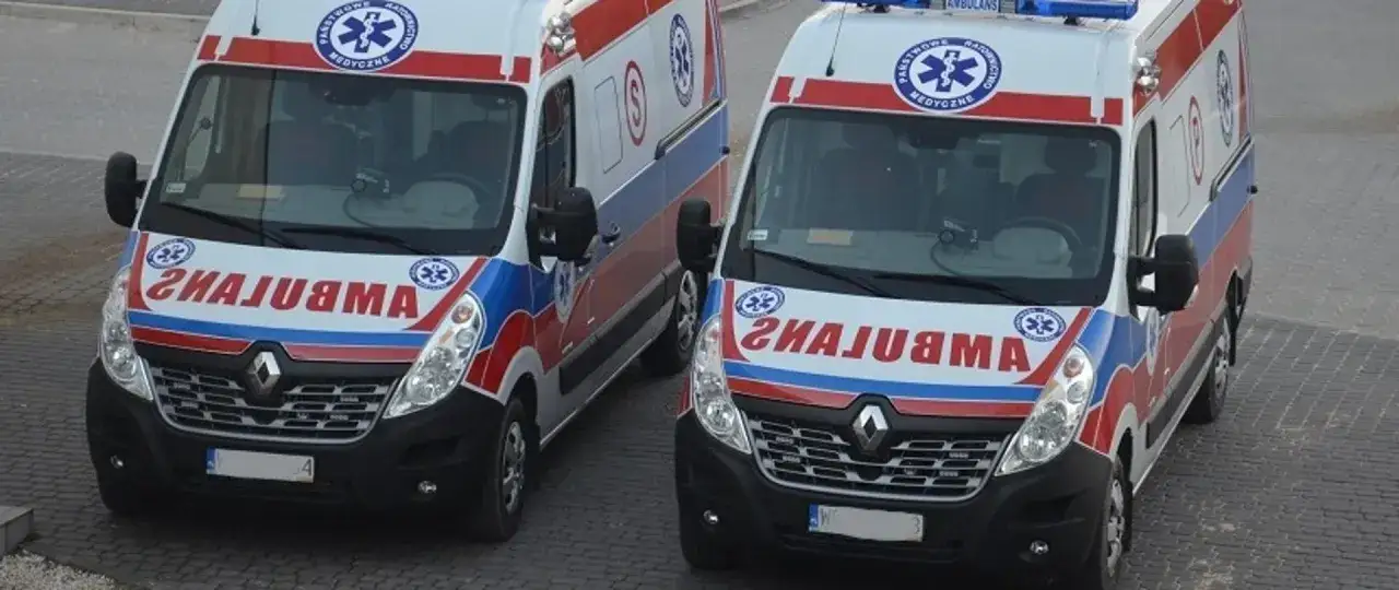 Dwa ambulanse z napisem
