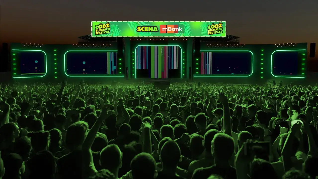 Tłum ludzi na koncercie hip hop w Łodzi. Scena festiwalowa Łódź Summer Festival z neonowym oświetleniem i ekranami.