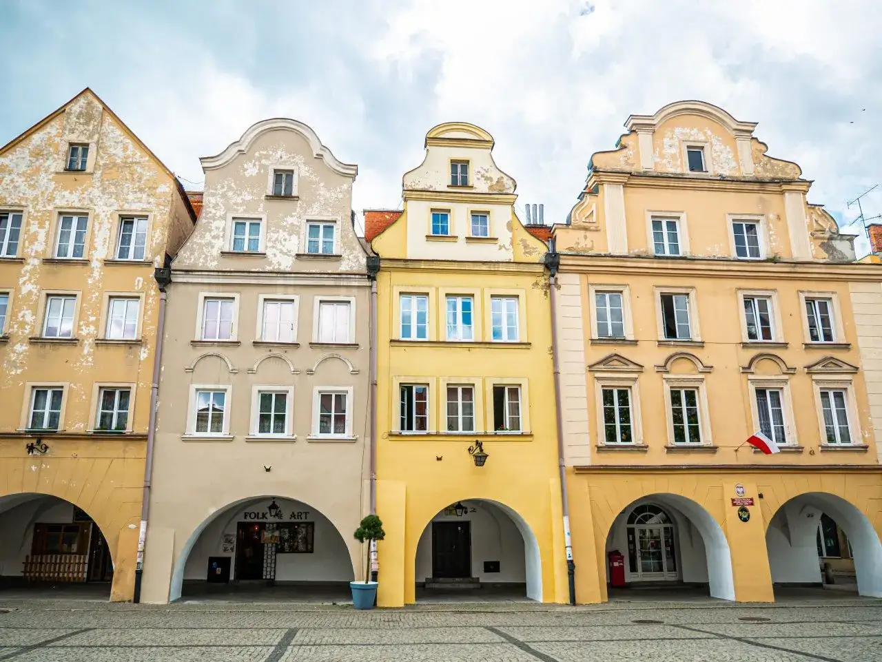 Kolorowe kamienice z arkadami tworzą urokliwy rynek w Szklarskiej Porębie.