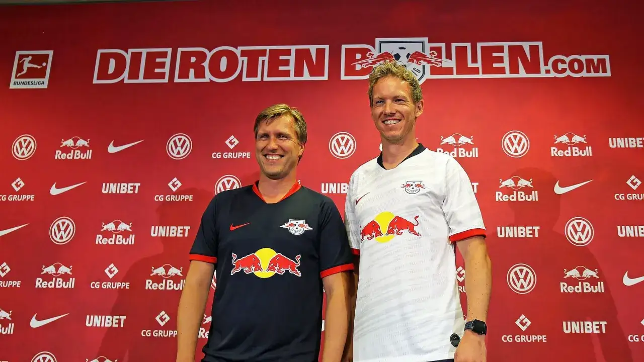 Julian Nagelsmann und ein Kollege lächeln vor der