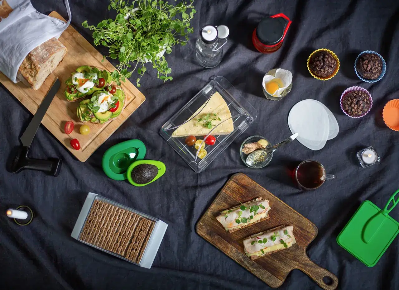 En h&auml;rlig brunch med avokadotoasts, sm&ouml;rg&aring;sar, muffins och kaffe. Perfekt f&ouml;r ett mysigt brunch recept.
