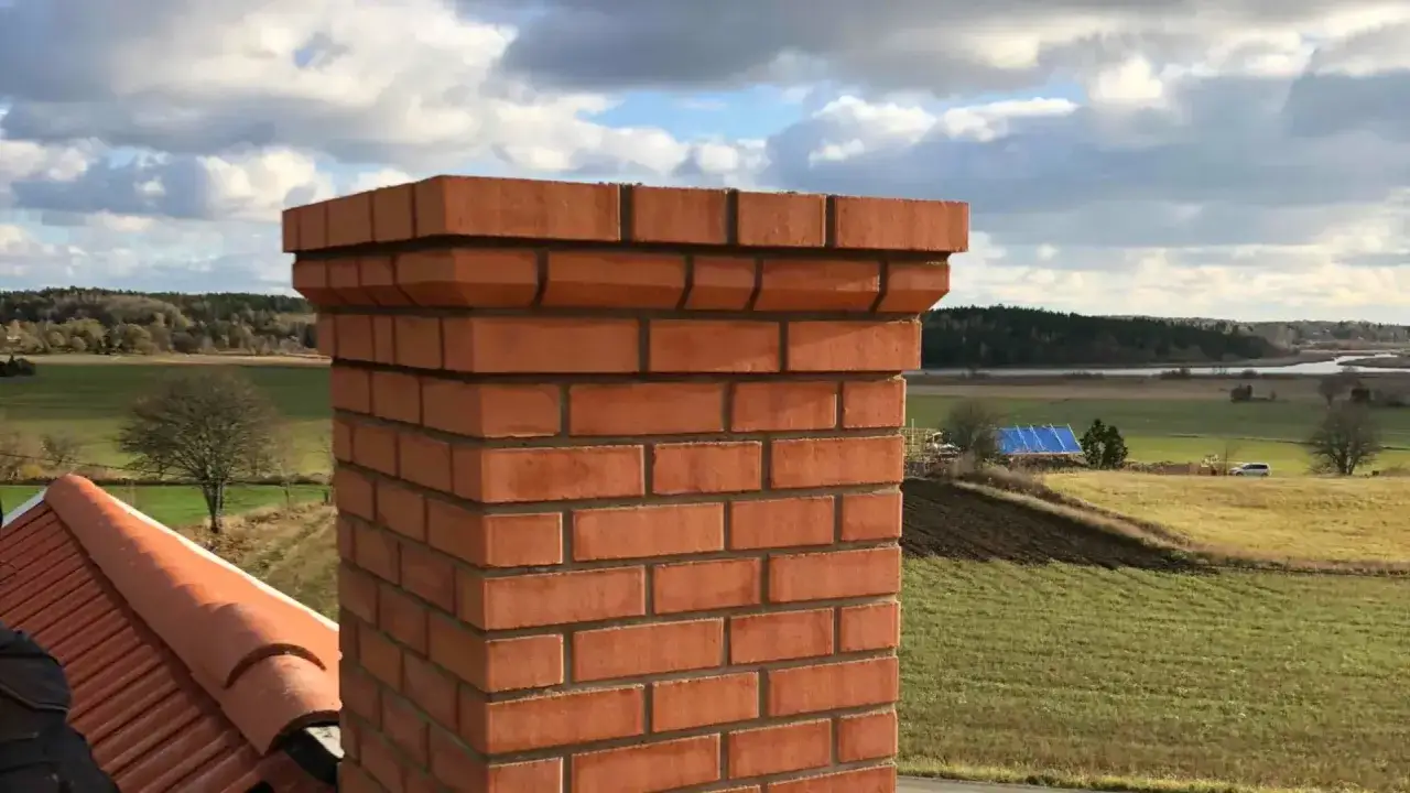 Nybyggd tegelsten-skorsten med vacker utsikt &ouml;ver landsbygden. Kanske ett projekt att glidgjuta skorsten sj&auml;lv?