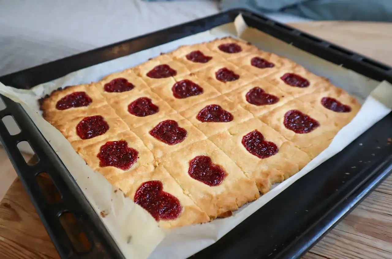 Nybakade hallongrottor i långpanna, redo att delas.