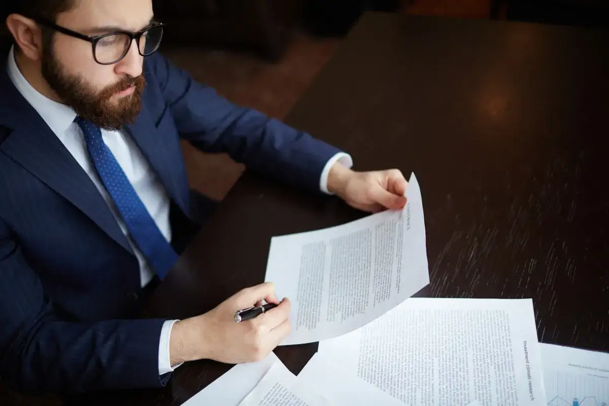 Abogado revisa documentos para tasaci&oacute;n de costas en desahucio y reclamaci&oacute;n de rentas.