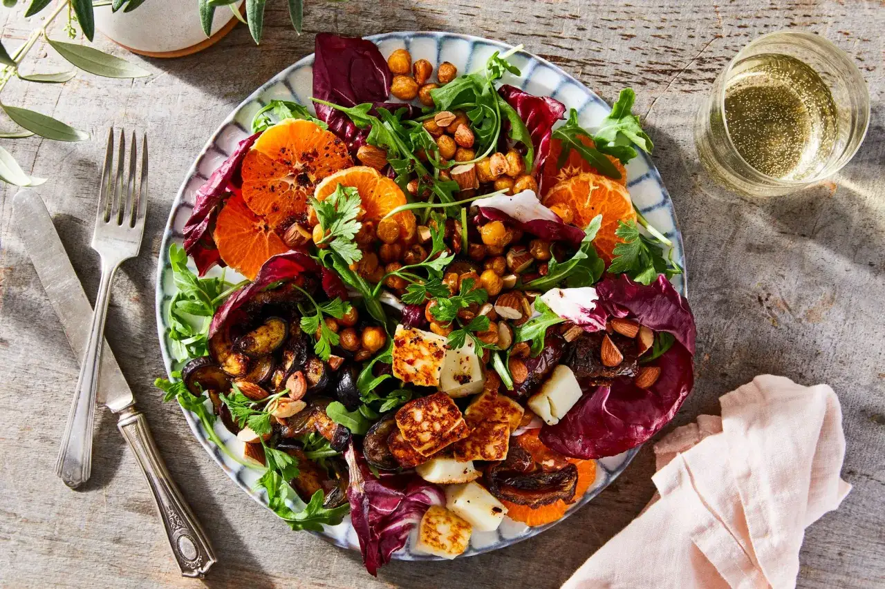 En h&auml;rlig halloumi sallad med apelsin, kik&auml;rtor, mandlar och aubergine. Perfekt f&ouml;r en l&auml;tt lunch eller middag.