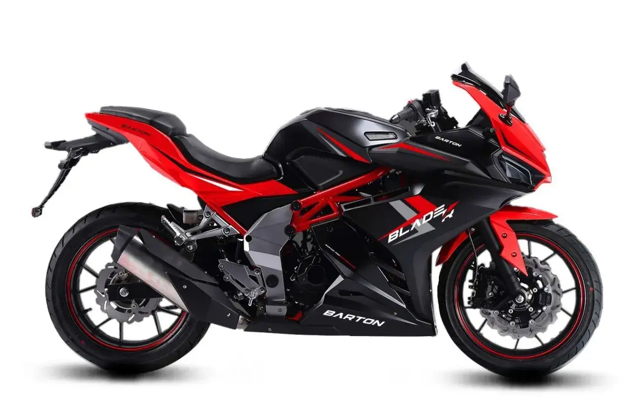 Sportowy motocykl Barton Blade R 125 V Max w kolorze czarno-czerwonym, gotowy do dynamicznej jazdy.