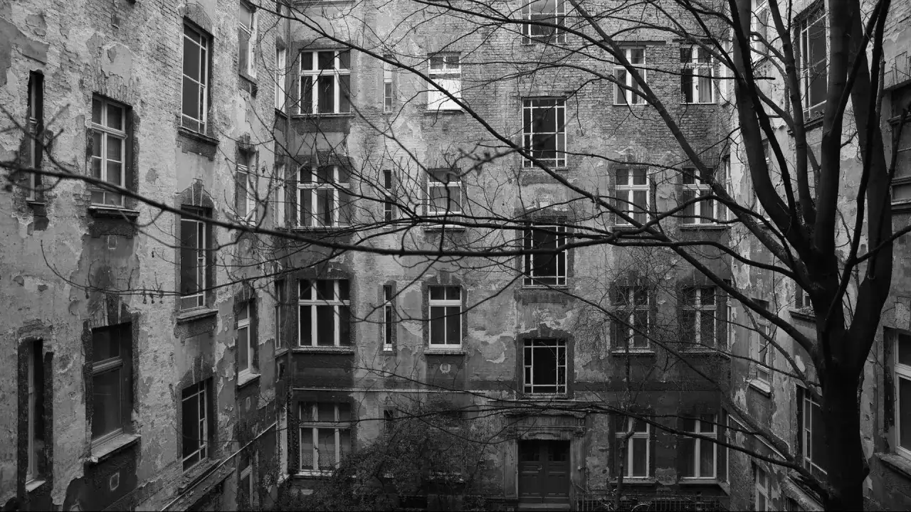 Verfallene Fassaden und viele Fenster erz&auml;hlen von der sozialen Frage der Industrialisierung.