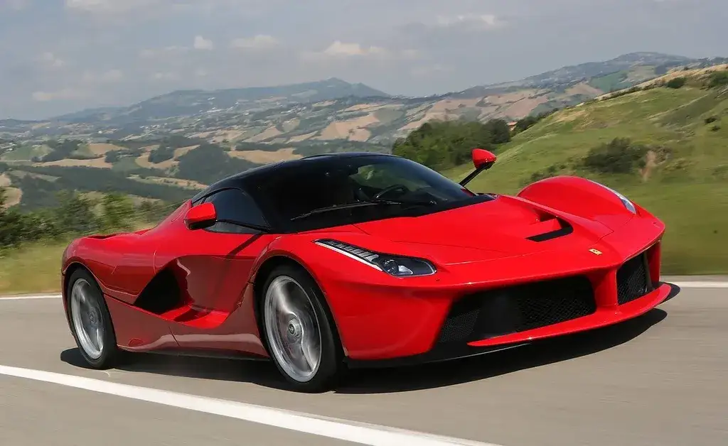 Zdjęcie Kto ma ferrari w Polsce? Poznaj znanych właścicieli luksusowych aut