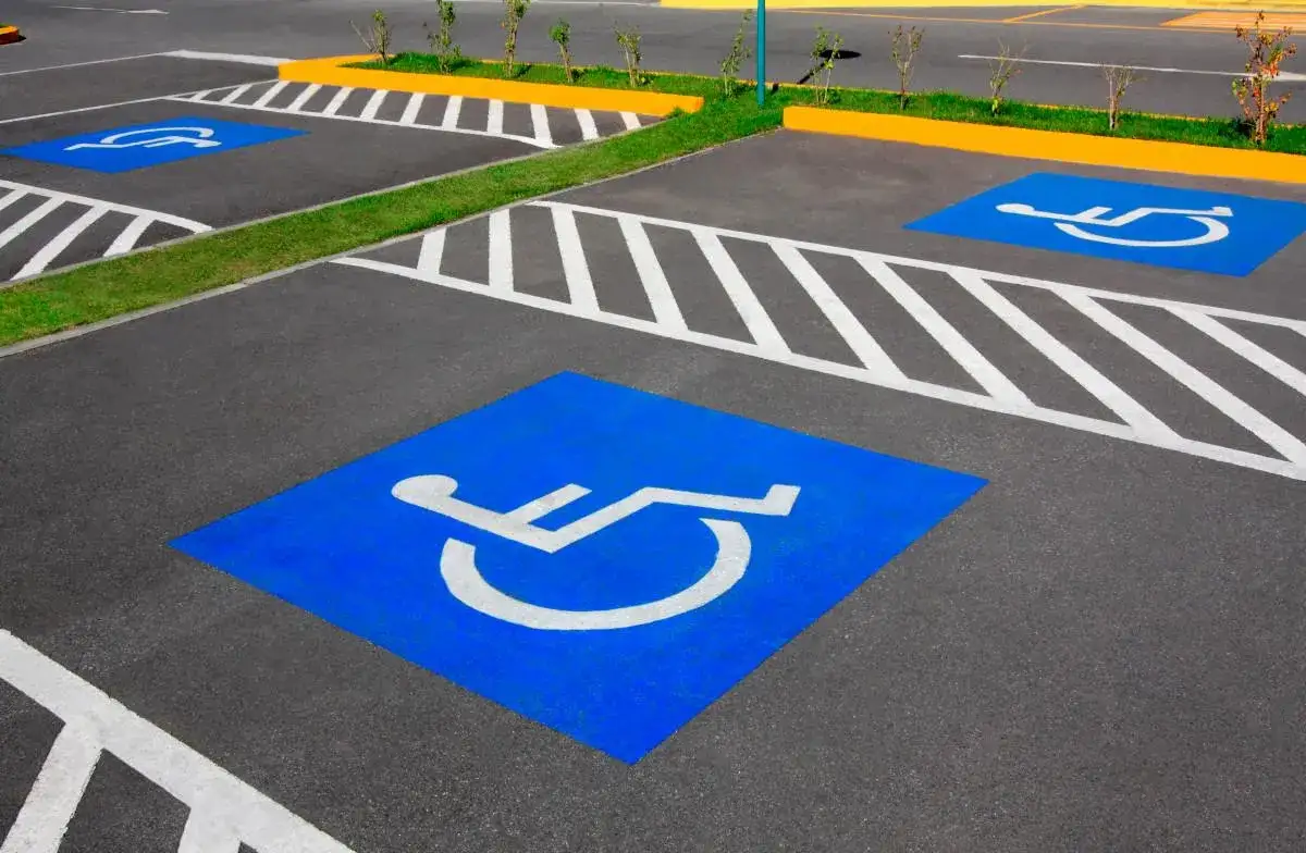 Zdjęcie Czy niepełnosprawni płacą za parking w Gdańsku? Sprawdź zasady i ulgi
