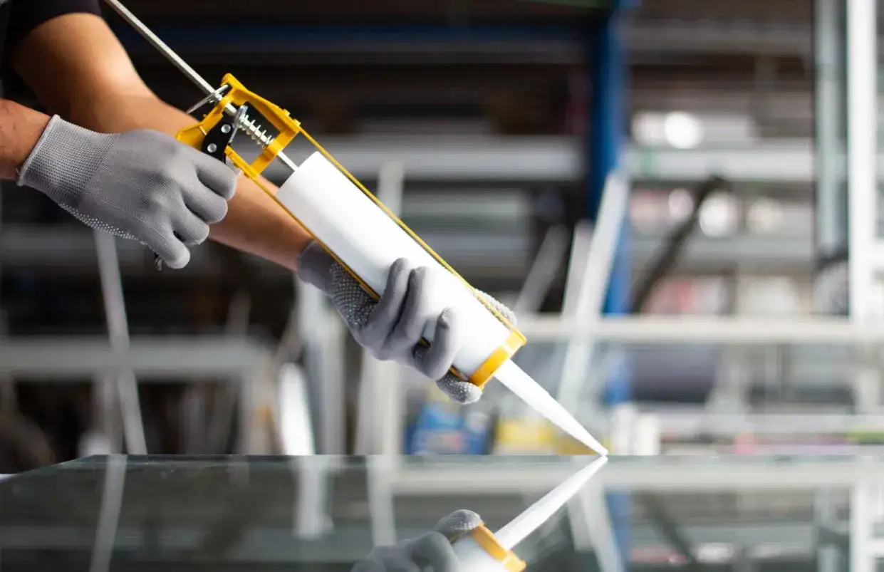 Zdjęcie Lustro odchylone od ściany? Montaż DIY: bezpiecznie i estetycznie