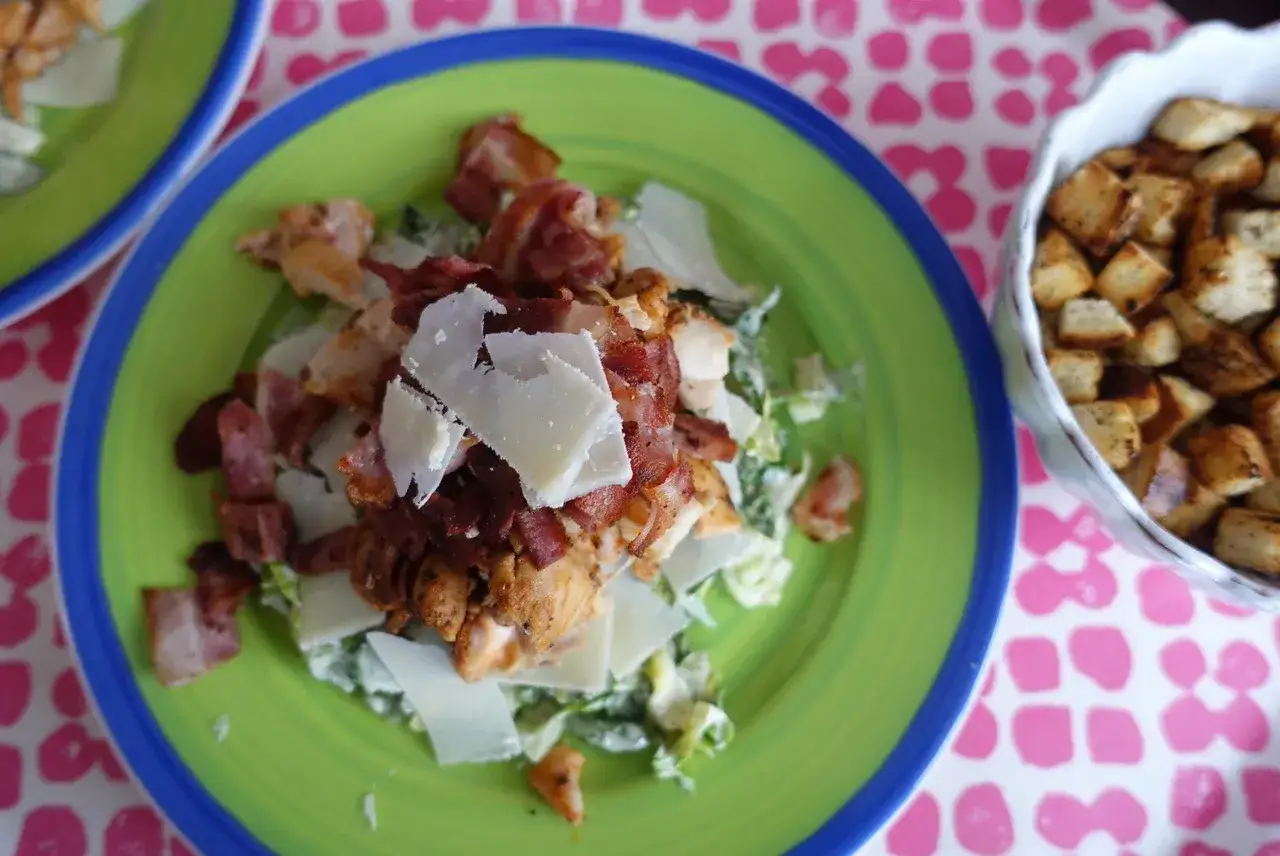En l&auml;cker caesarsallad med kyckling, bacon och parmesan. Den kr&auml;miga caesarsallad dressing g&ouml;r den extra god.
