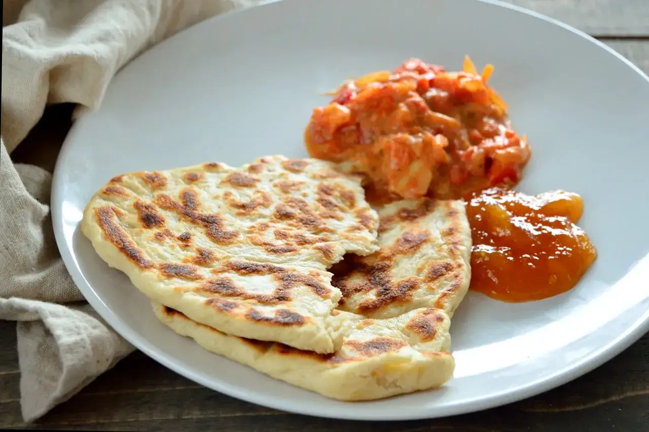 Tv&aring; bitar naanbr&ouml;d med en klick kryddig tomatsalsa och s&ouml;t mango chutney. Perfekt tillbeh&ouml;r till indisk mat, kanske som en del av ett mango chutney recept.
