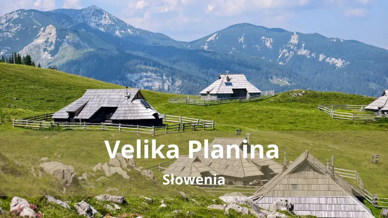 Tradycyjne drewniane domki pasterskie na zielonych wzg&oacute;rzach Velika Planina w Słowenii, z majestatycznymi g&oacute;rami w tle.