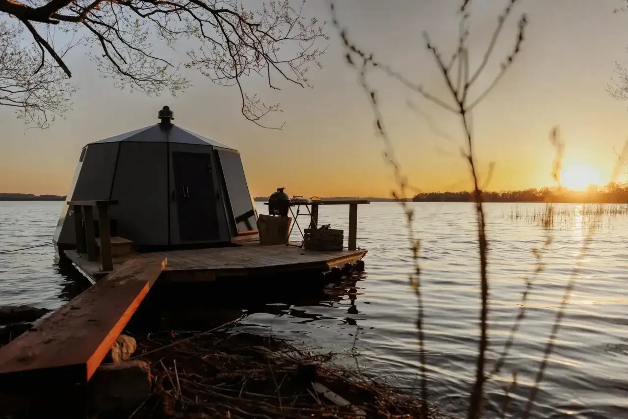 En unik bastu p&aring; en flytande brygga vid solnedg&aring;ngen. En perfekt plats f&ouml;r avkoppling vid Nyn&auml;shamn camping.