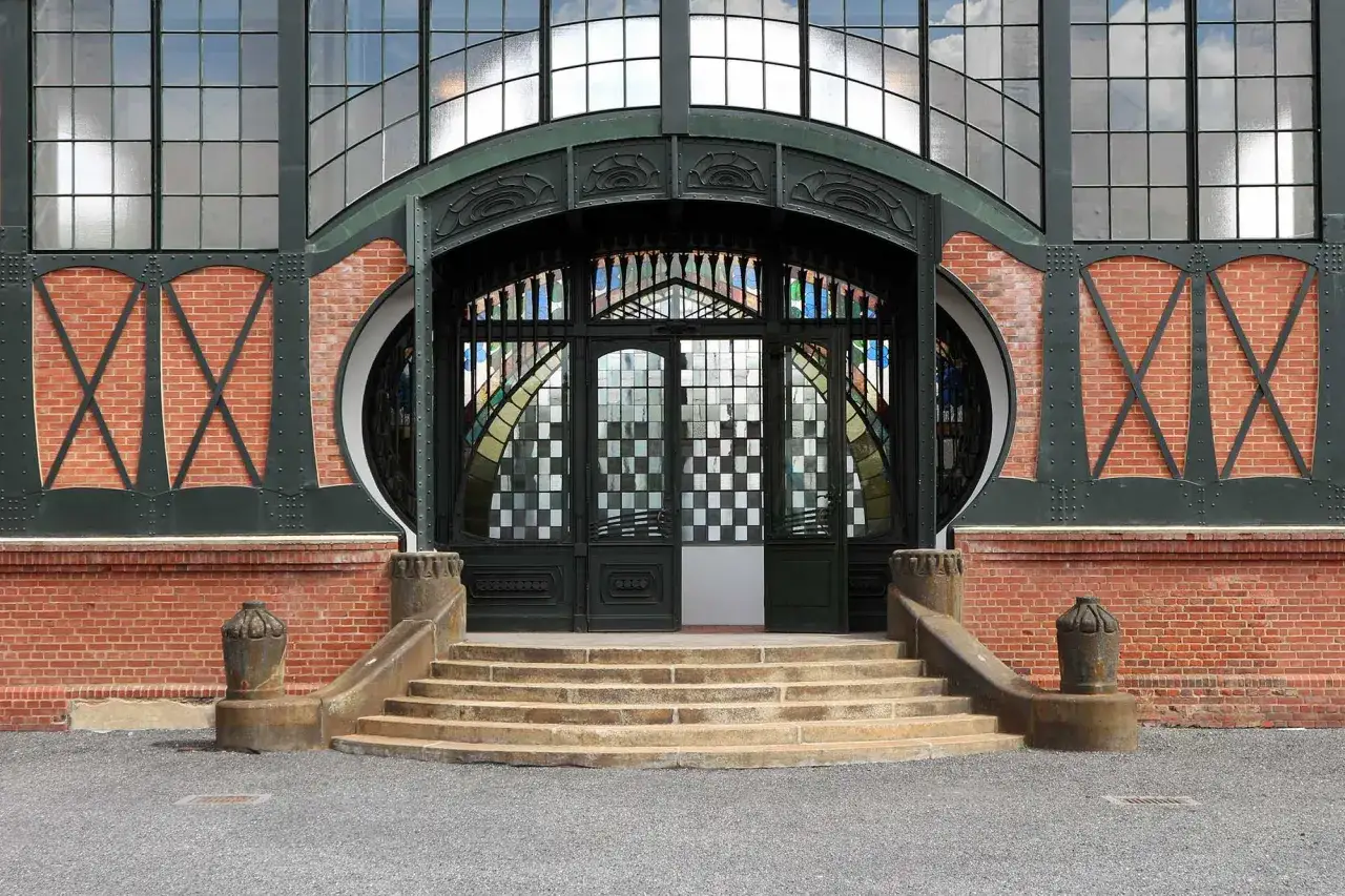 Eingang zur Dortmunder Zeche Zollern mit beeindruckender Jugendstil-Architektur, roten Ziegeln und einem verzierten Tor.