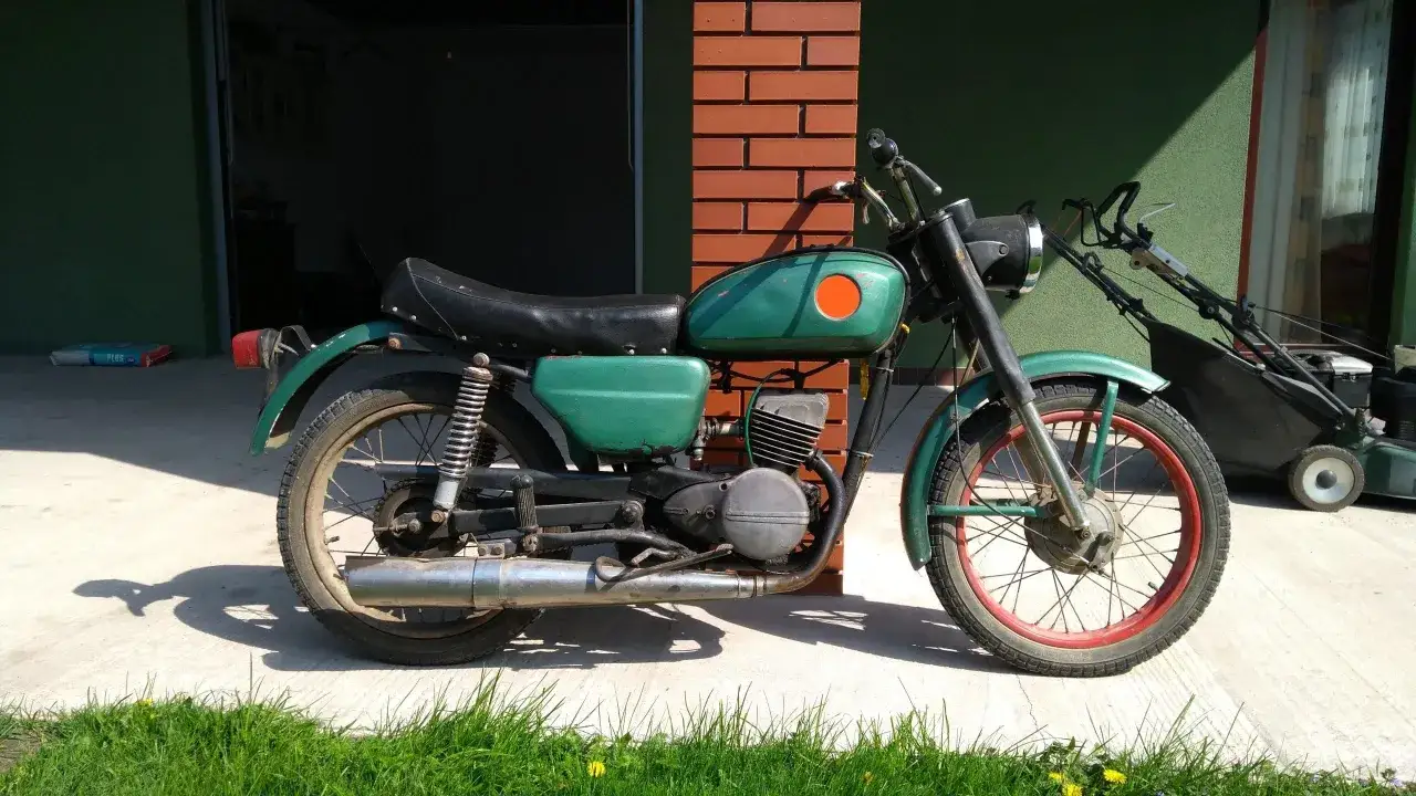 Zielony motocykl WSK 125, klasyk z PRL-u, czeka na nowego właściciela. Sprawdź atrakcyjną wsk 125 cenę!