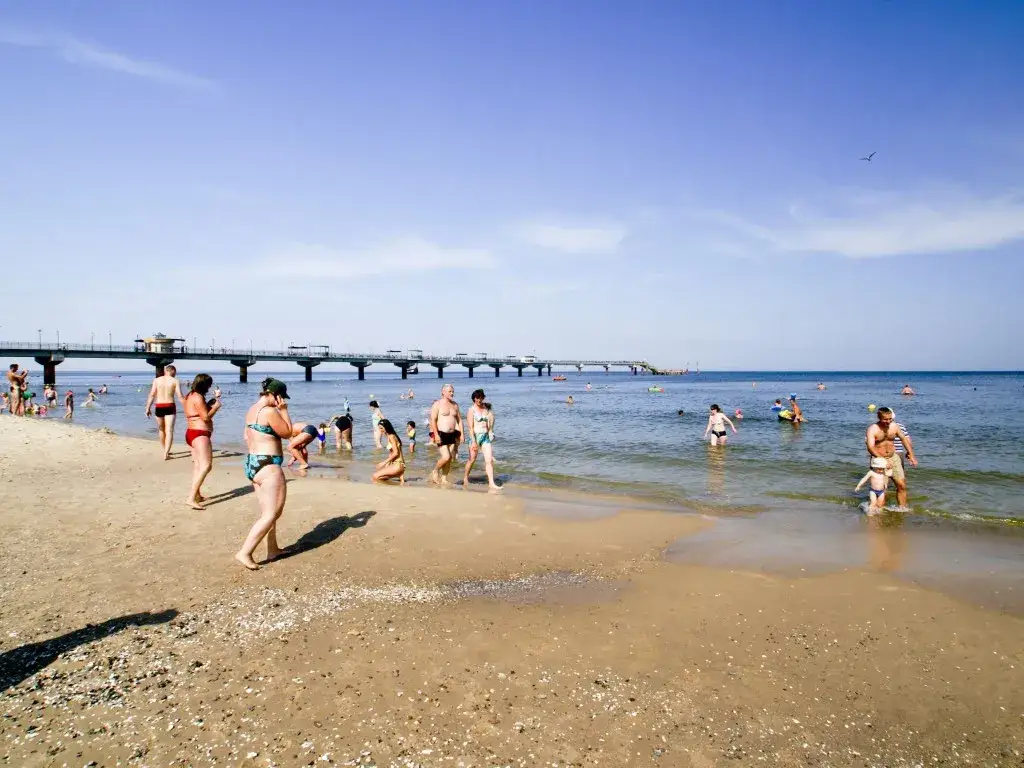 Plaża w Międzyzdrojach z molo