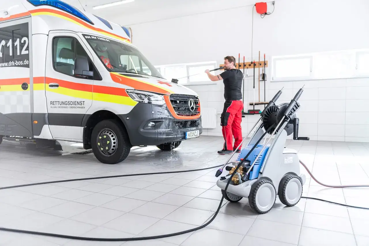 En man tvättar en ambulans med en Kränzle Quadro 799 högtryckstvätt i ett garage.