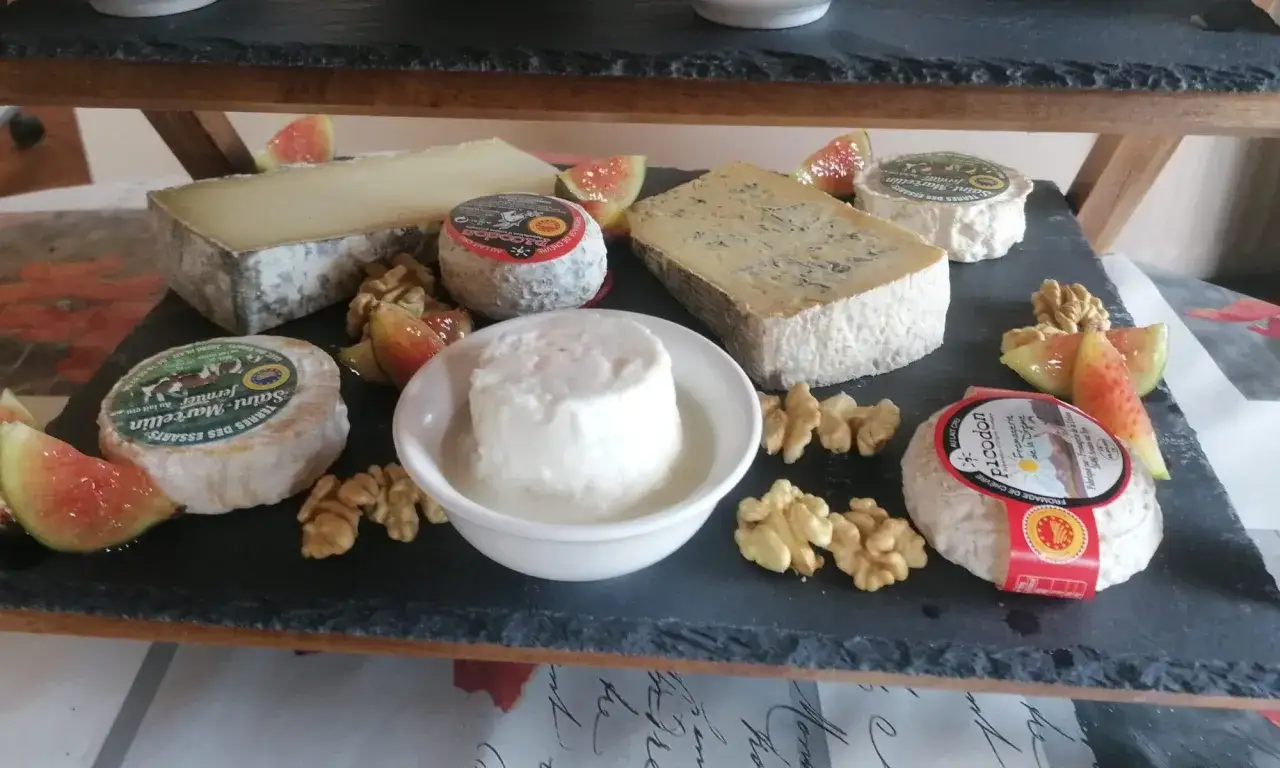 Plateau de fromages avec un Saint-Marcellin fermier, des noix et des figues. Un délice de fromage de chèvre.