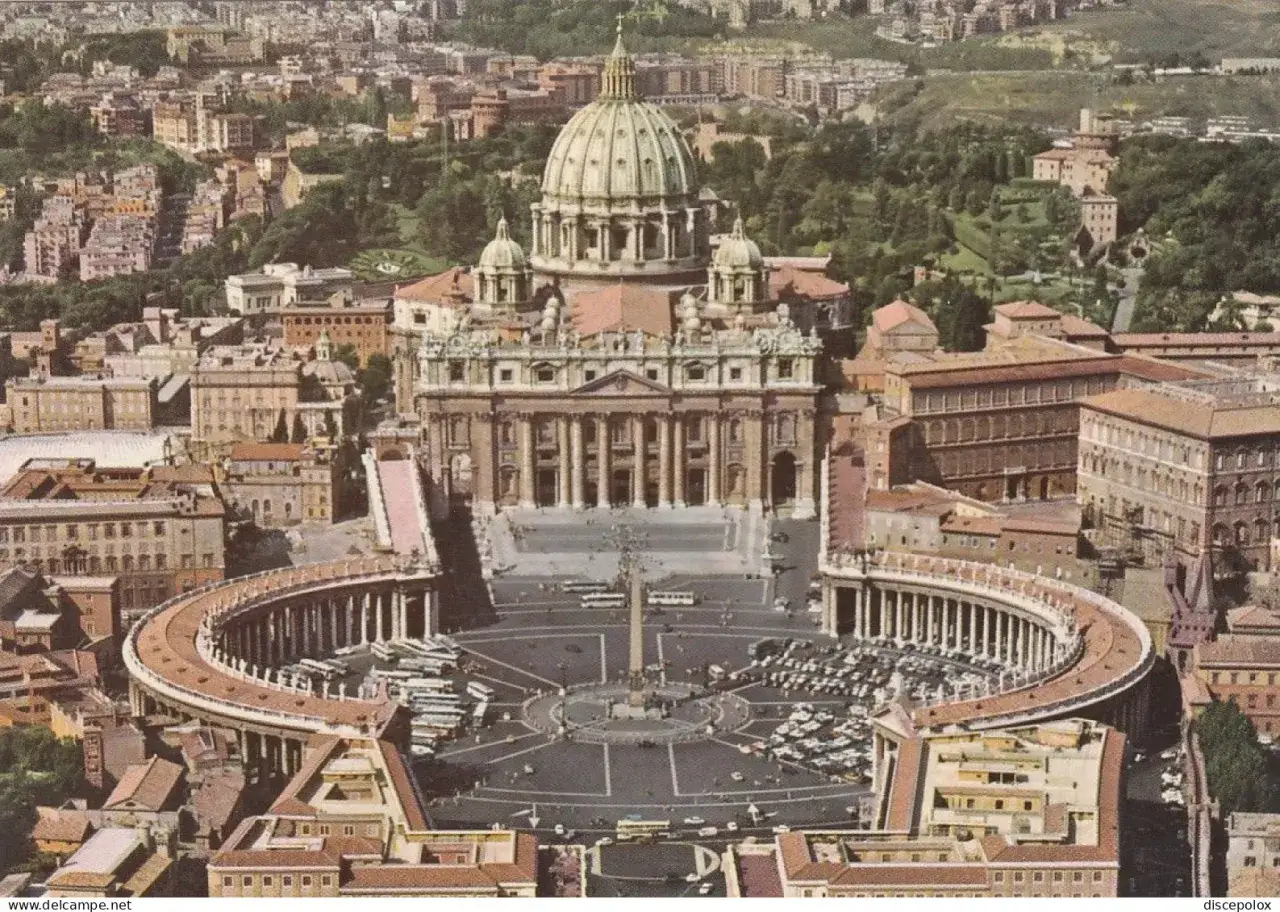 Vista aerea di Piazza San Pietro, dove si trova la Basilica di San Pietro, con il colonnato e la citt&agrave; sullo sfondo.