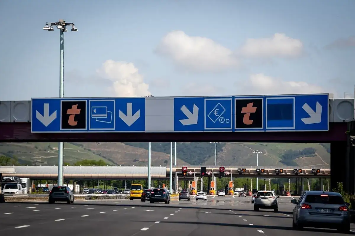 Panneaux de signalisation sur une autoroute indiquant les voies de péage. Attention à l'amende péage si vous ne payez pas !