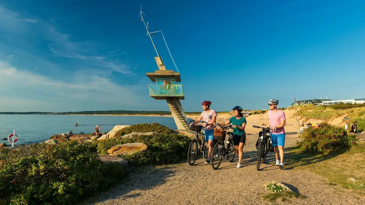 Cykeltur vid havet i Halmstad, nära ett vandrarhem. En livräddartorn står vid stranden.