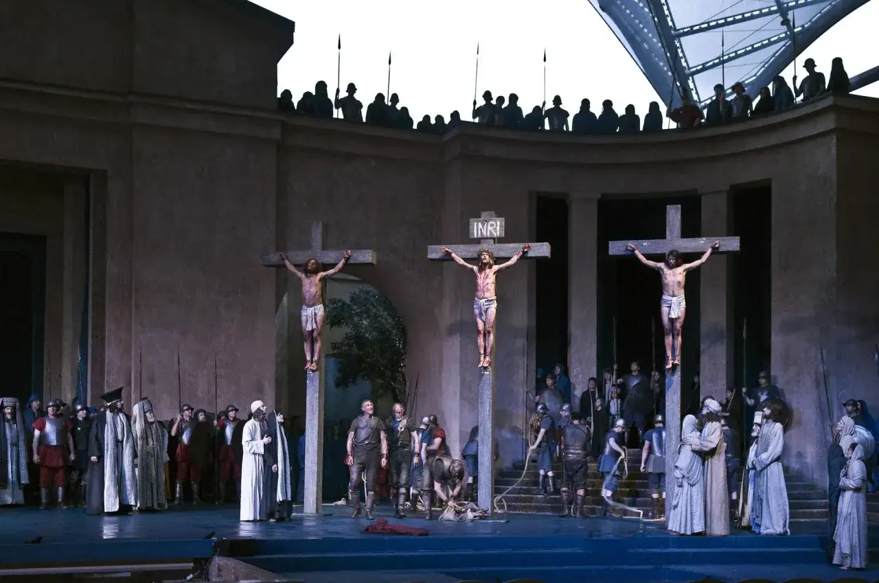 Bühnendarstellung der Kreuzigung Jesu, die die tiefe **Karfreitag Bedeutung** für Gläubige weltweit verdeutlicht.
