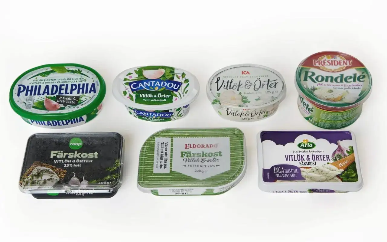Flera sorters f&auml;rskost med vitl&ouml;k och &ouml;rter, inklusive Philadelphia och Arla, redo att avnjutas.