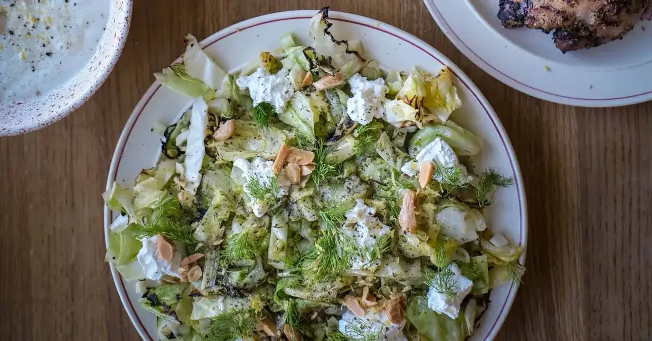 En h&auml;rlig sallad med rostad vitk&aring;l, kr&auml;mig ost, n&ouml;tter och dill. En perfekt och nyttig r&auml;tt!