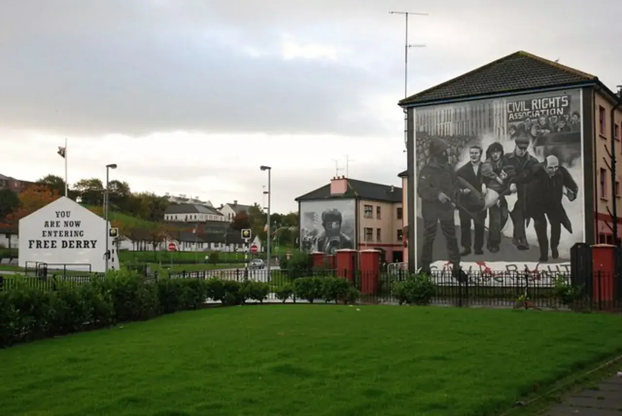 Mural in Derry erinnert an den Kampf um B&uuml;rgerrechte und das Karfreitagsabkommen in Irland.