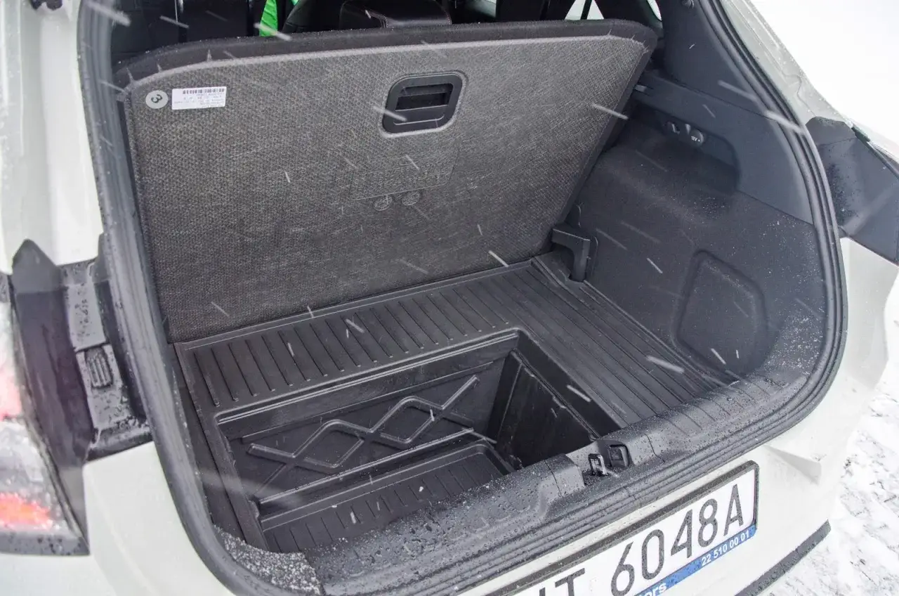 Bagażnik Ford Puma z praktycznym schowkiem i matą. Sprawdź jego wymiary i pojemność.