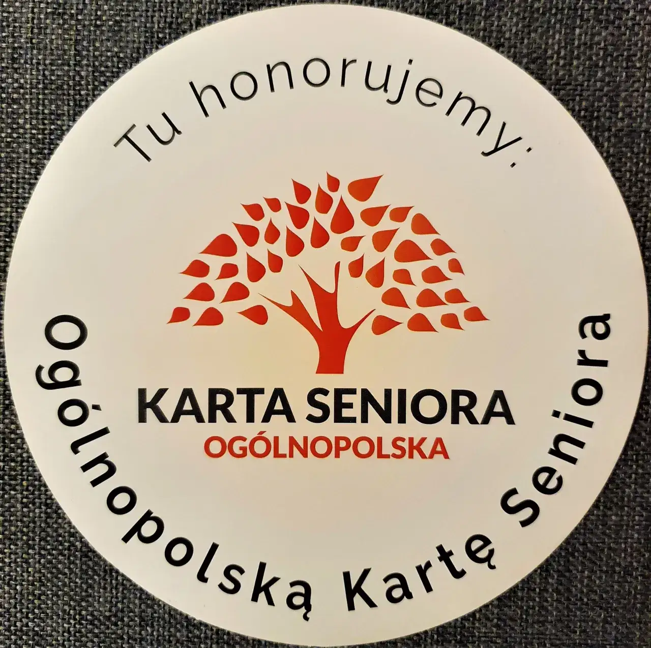 Tu honorujemy Og&oacute;lnopolską Kartę Seniora naklejka